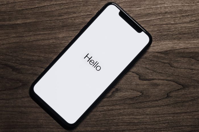 Sprzedaż nowych telefonów spadła. Zupełnie inaczej sytuacja kształtuje się na rynku telefonów używanych. Skąd bierze się ich popularność? Czy ten trend się utrzyma?