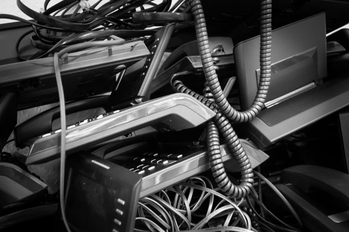 Niszczymy 57 miliardów dolarów rocznie. Rośnie także liczba odpadów elektronicznych tj: serwery, komputery, dyski, telefony itp. to efekt postępu technologicznego.