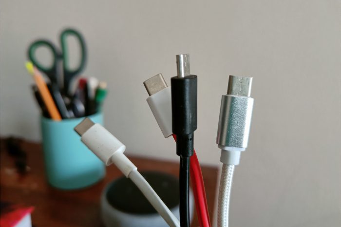 Komisja Europejska przedstawiła pomysły dotyczące ładowarek do smartfonów - jedno gniazdo, jedno szybkie ładowanie i... brak ładowarki.