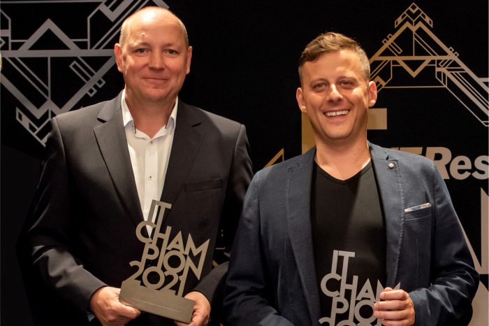 IT Champions 2021: Adam Parzonka i Jacek Klee, Samsung Electronics Polska: "Partnerzy są dla nas najważniejsi. Samsung to bardzo dobry zespół, rodzina, osoby, które tworzą ekosystem, który w 2021 roku zadziałał idealnie".