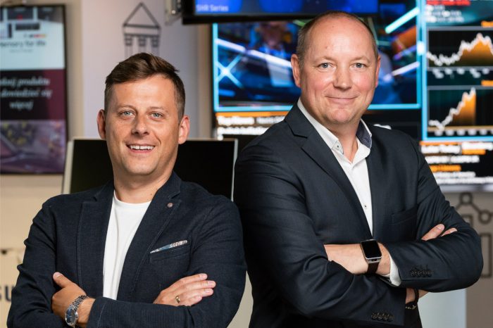 “Nigdy nie konkurujemy z własnymi partnerami” - podkreślają Adam Parzonka, Head of Sales Displays oraz Jacek Klee Senior Sales Manager / Head of LCD/M z Samsung Electronics Polska.